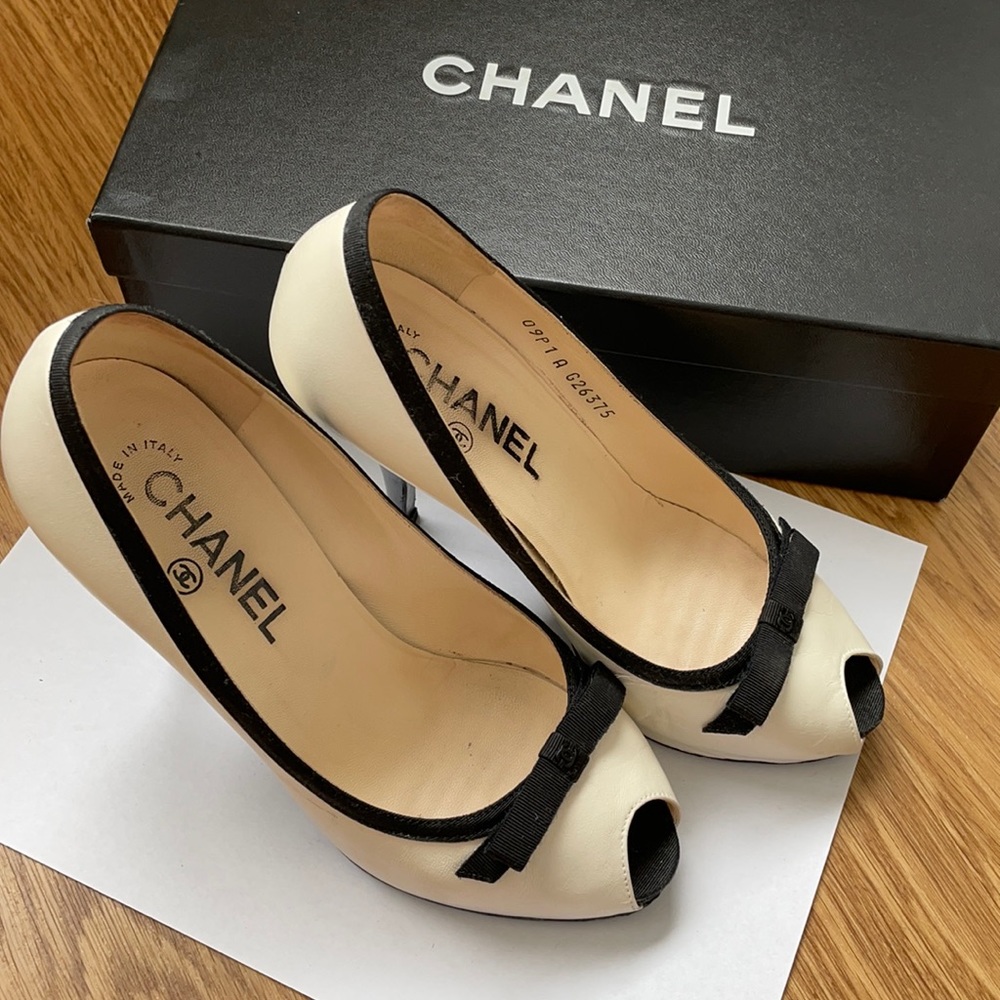 CHANEL size6 white pumps AUTHENTIC